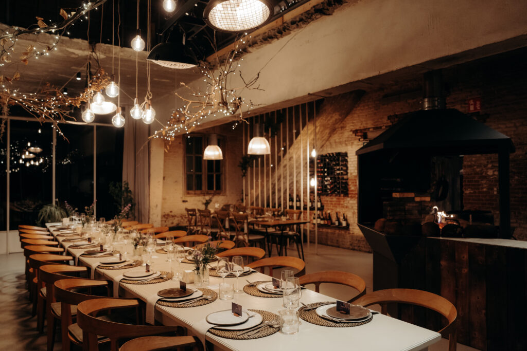 Lange gedekte tafels in de stal in de Kolonie