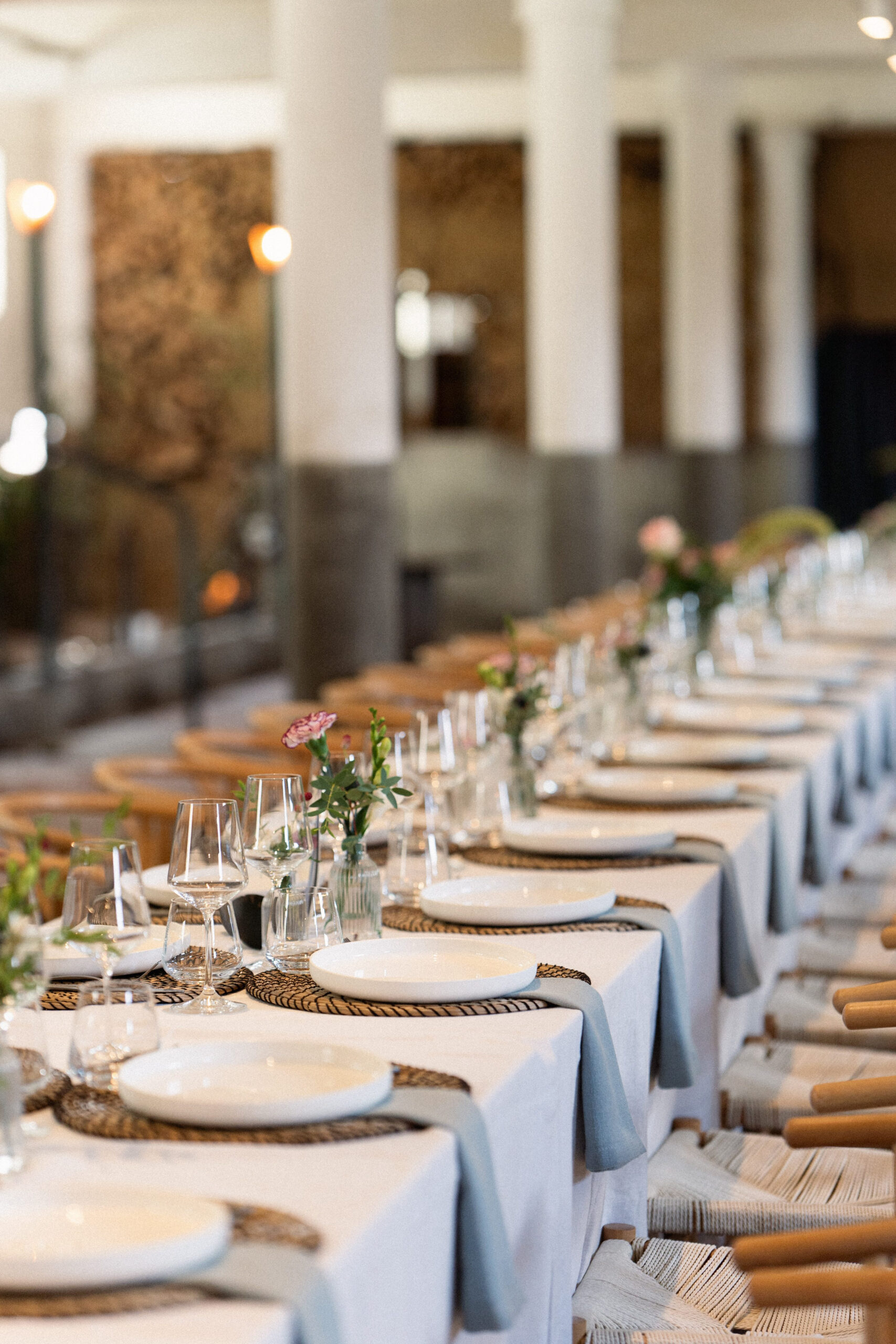 Sfeervol gedekte feesttafel in The Stable op de Kolonie-site