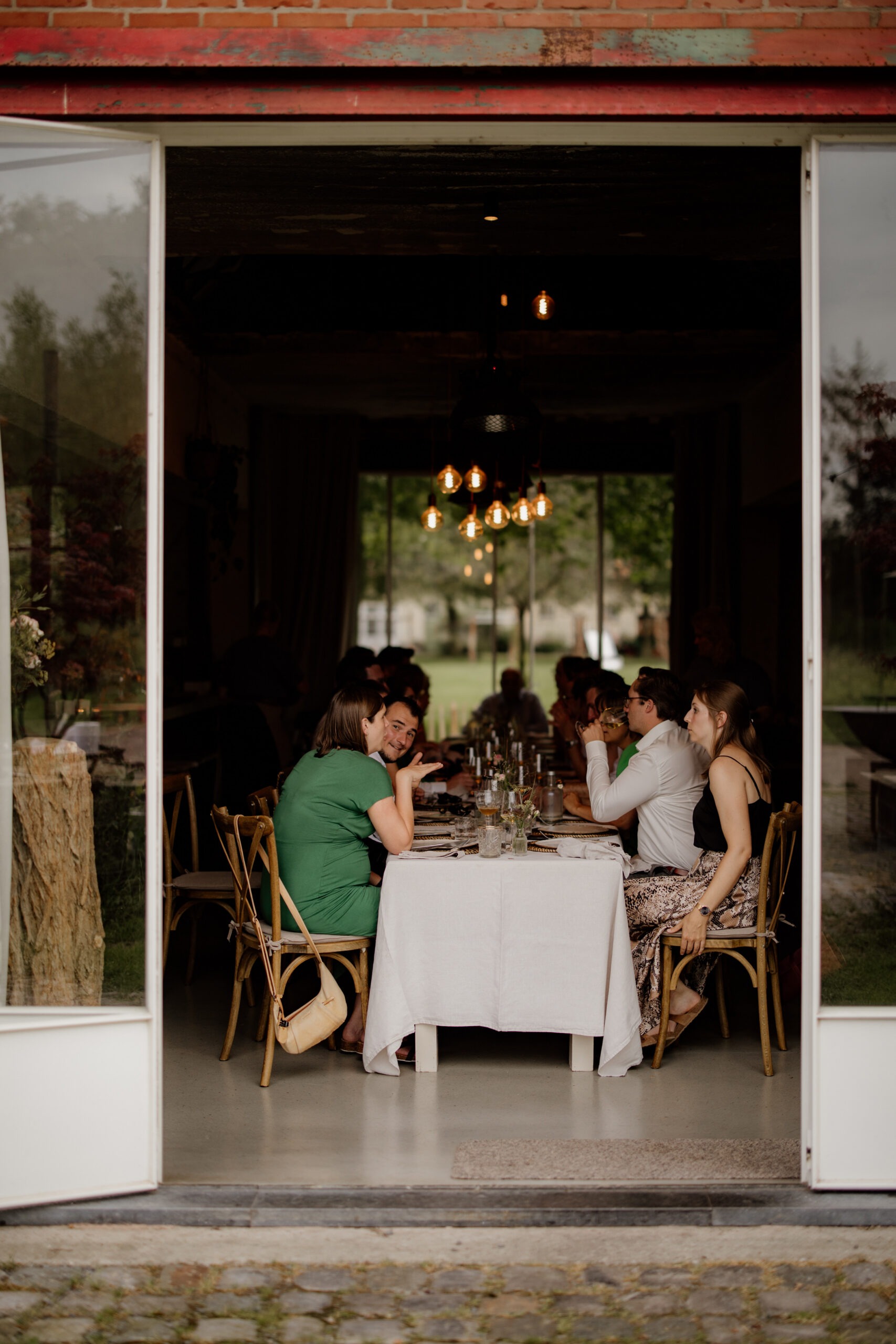Gasten genieten van het diner op de Kolonie-site