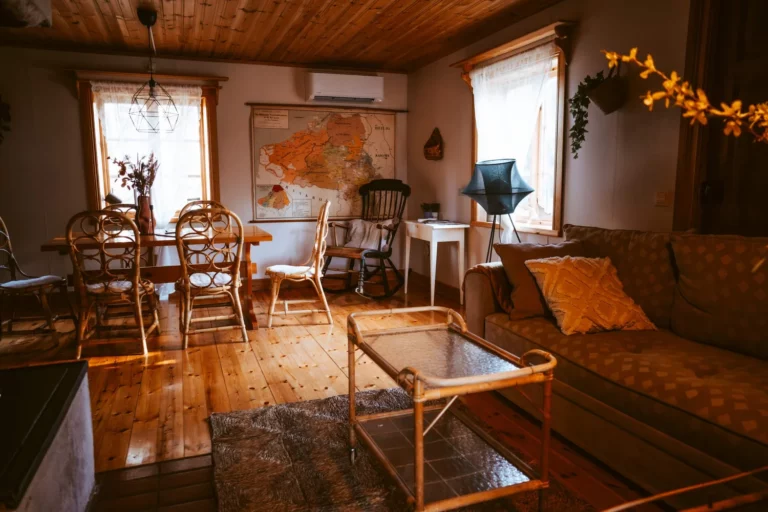 Woonkamer met eethoek en houten vloer bij The Mangévie