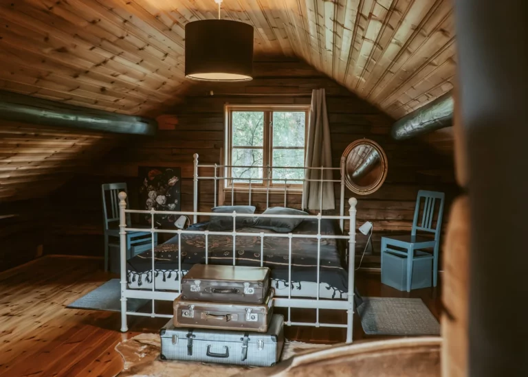 Slaapkamer onder het dak bij The Mangévie