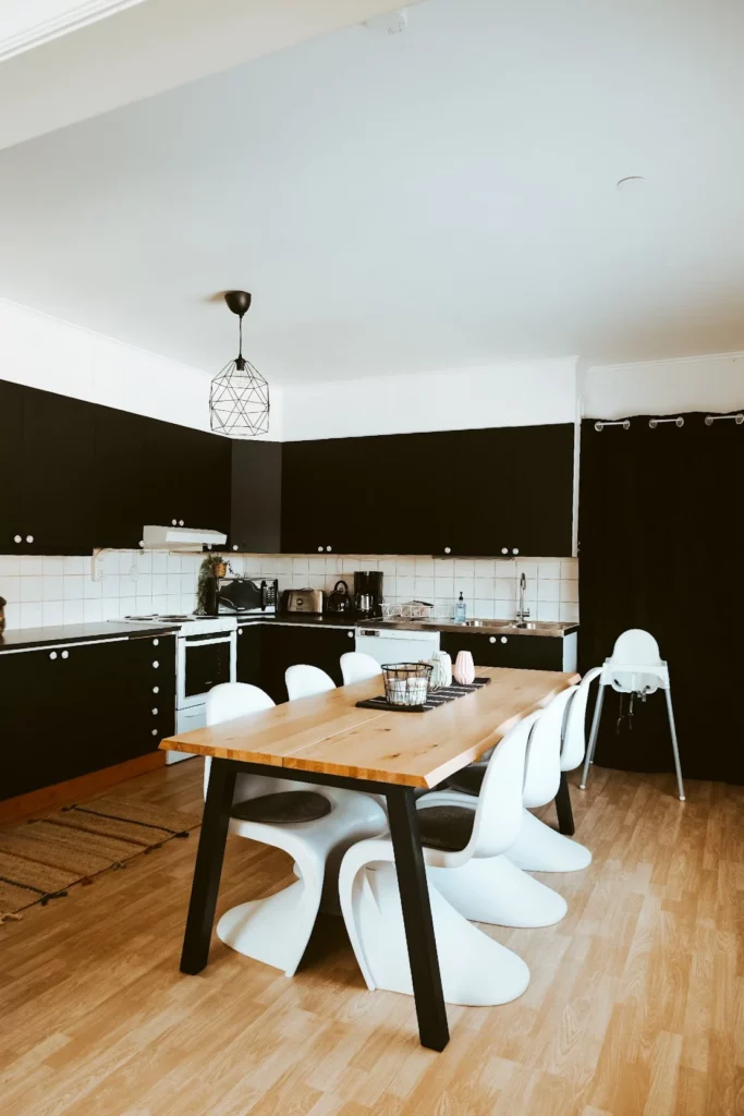 Keuken met grote eettafel bij The Mangévie