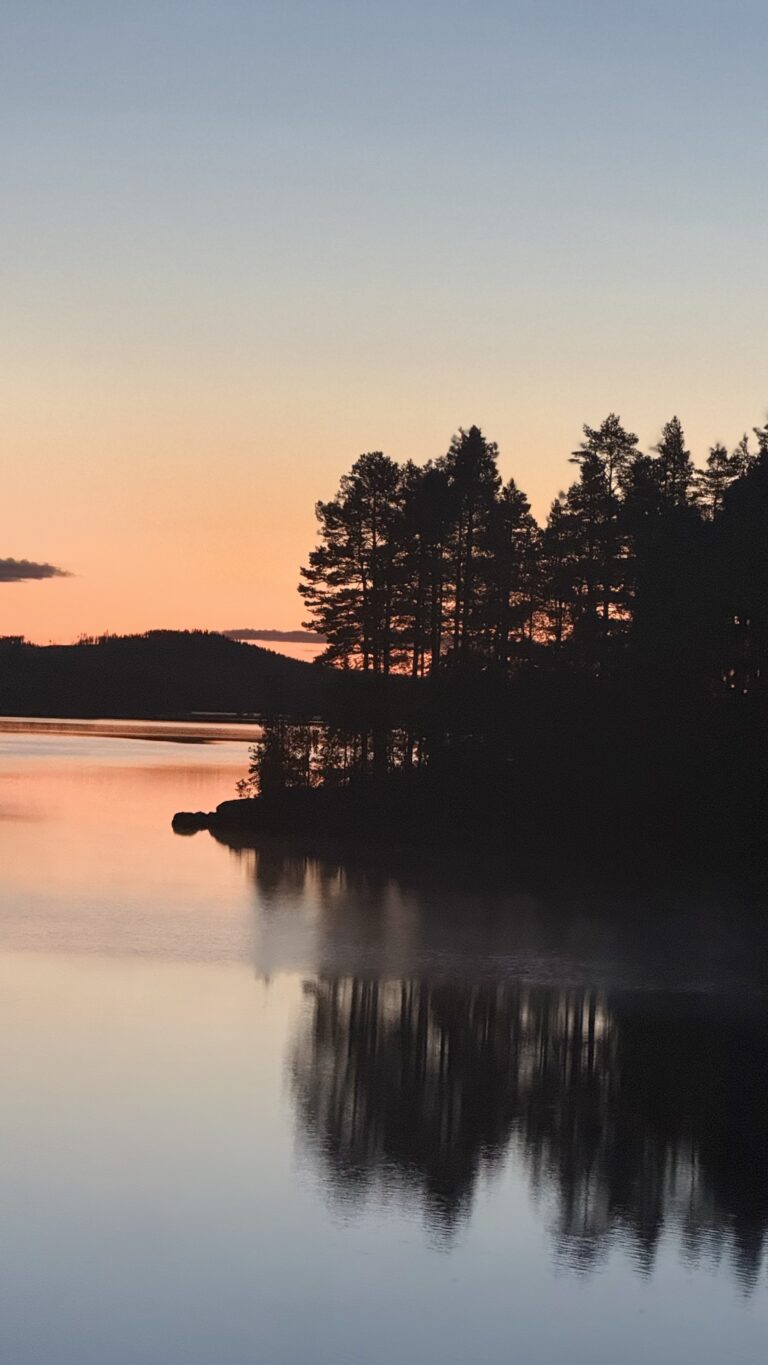 Zonsondergang boven het meer bij Furudal, Dalarna