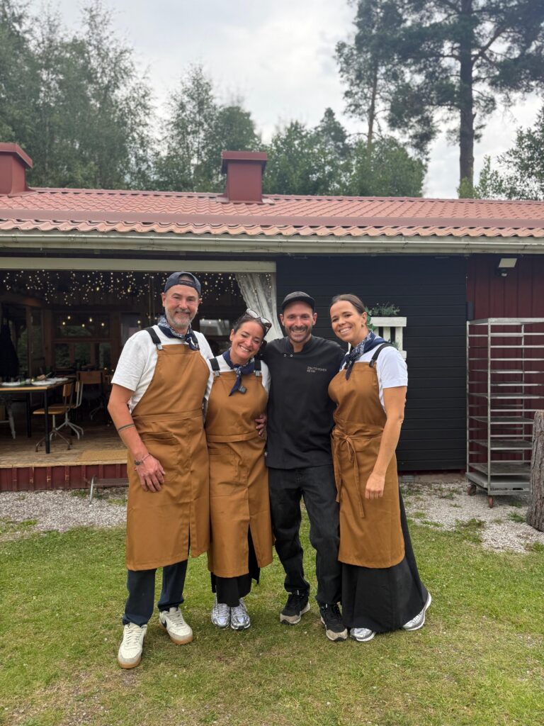 Samen in schort voor The Mangévie, klaar voor een avond rond het vuur
