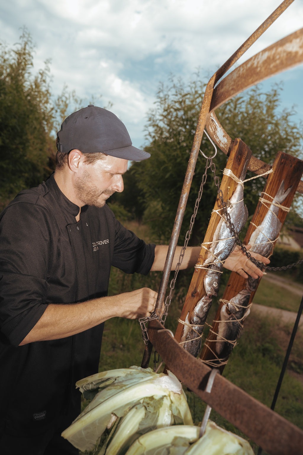 Chef Kevin hangt vis boven het vuur in Wortel Kolonie