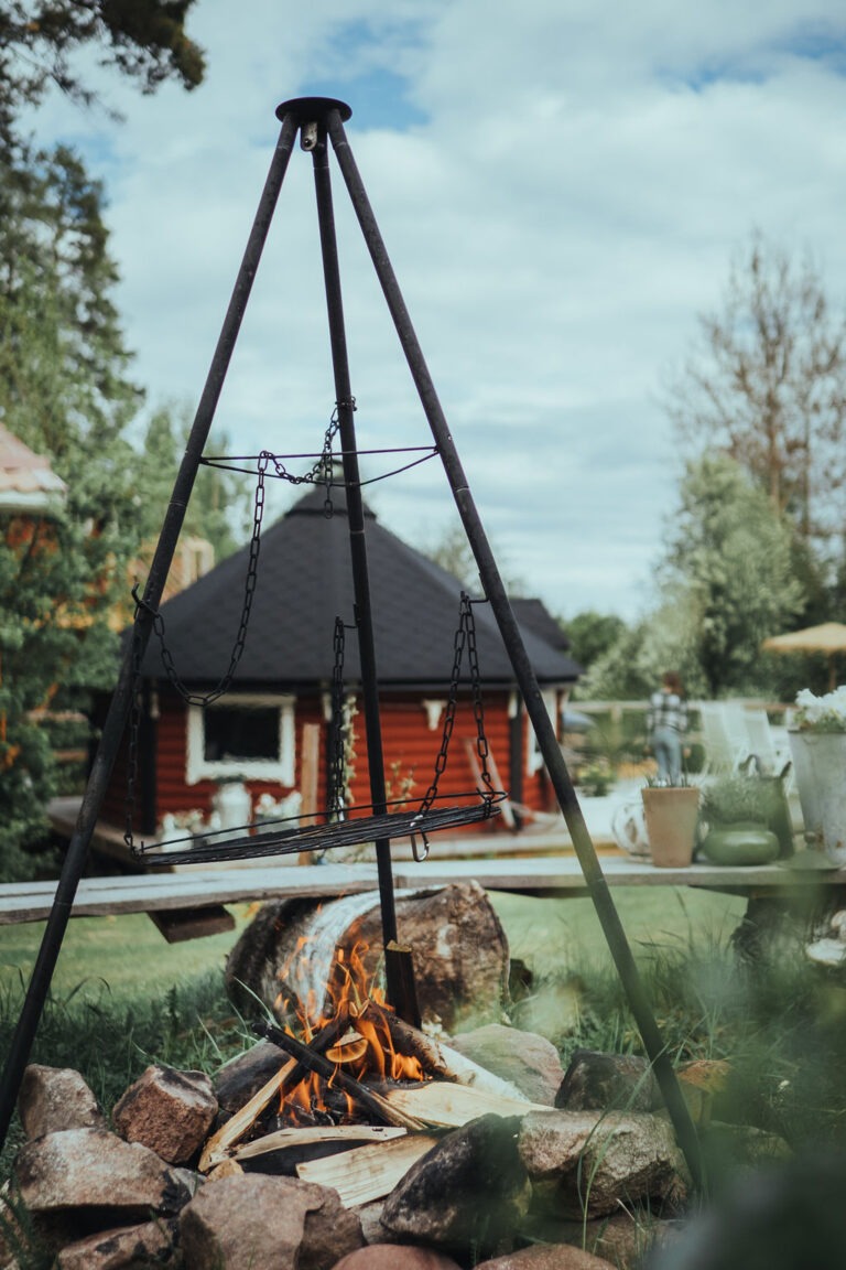 Kampvuur onder de driepoot bij het Laplandse grillhuisje